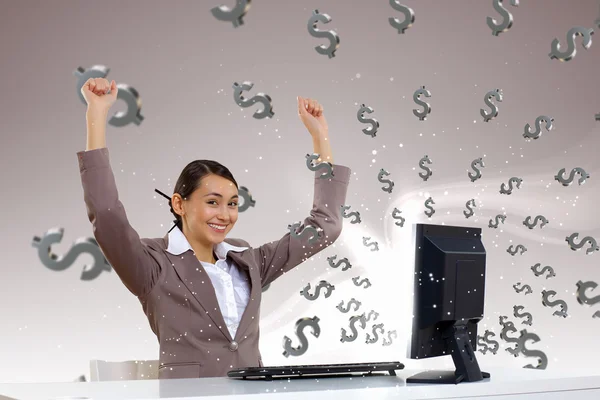 職場とお金のシンボルで実業家 — ストック写真