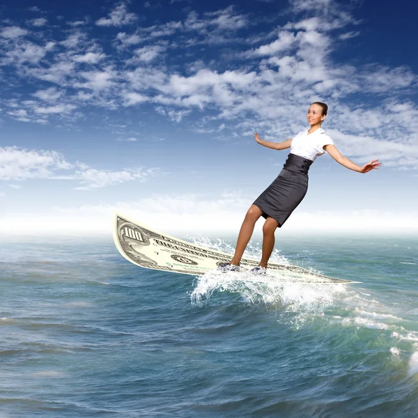 Empresária surfando nas ondas do mar — Fotografia de Stock