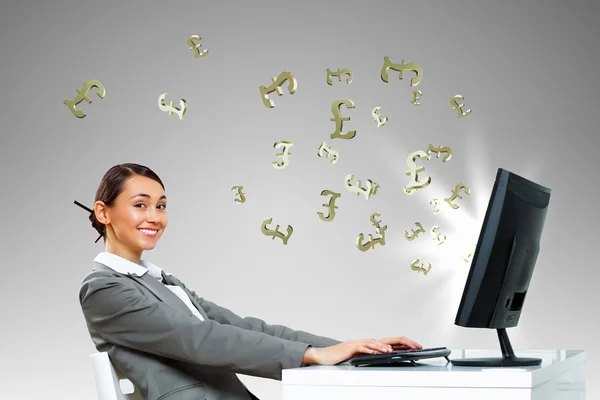 Geschäftsfrau am Arbeitsplatz und Geld-Symbole — Stockfoto