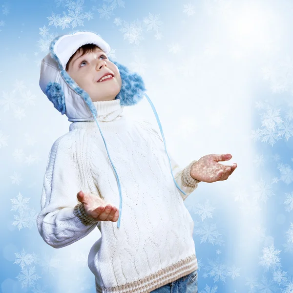 Portret van kleine jongen in winter slijtage — Stockfoto