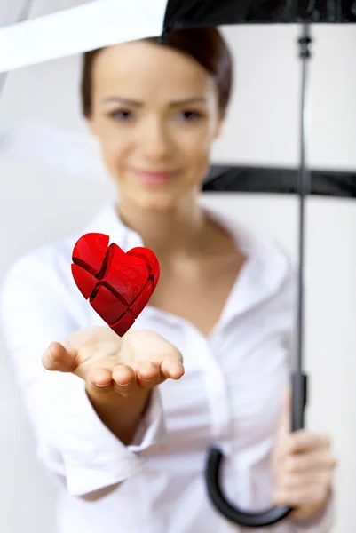Donna con un cuore rosso in mano — Foto Stock