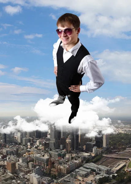 Молодой бизнесмен на фоне города — стоковое фото