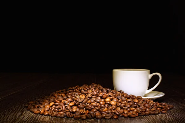 Kaffebønner og hvitt beger – stockfoto