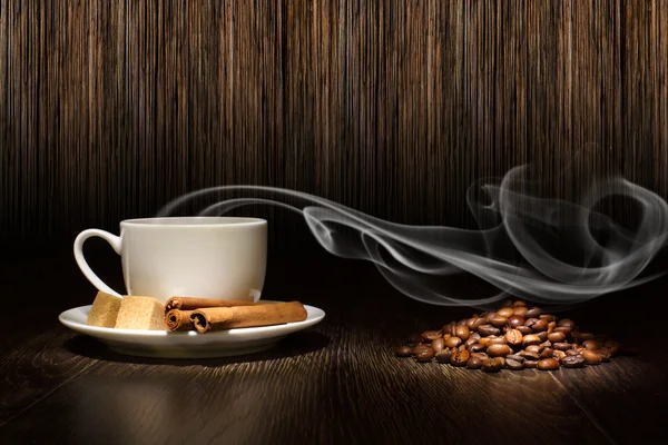 Ziarna kawy i biały kubek — Zdjęcie stockowe