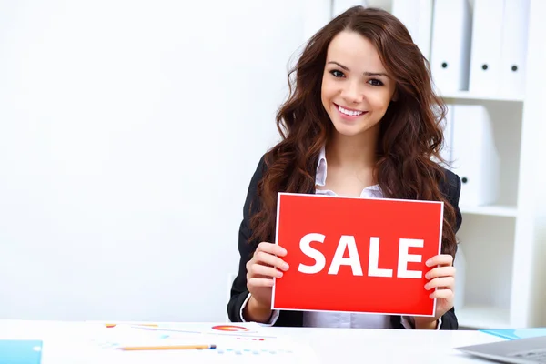 Ung affärskvinna med försäljning tecken — Stockfoto