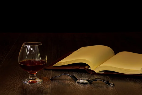 Cognac, cigarr och en gammal bok i närheten — Stockfoto