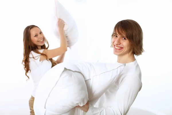 Casal jovem lutando com travesseiros — Fotografia de Stock