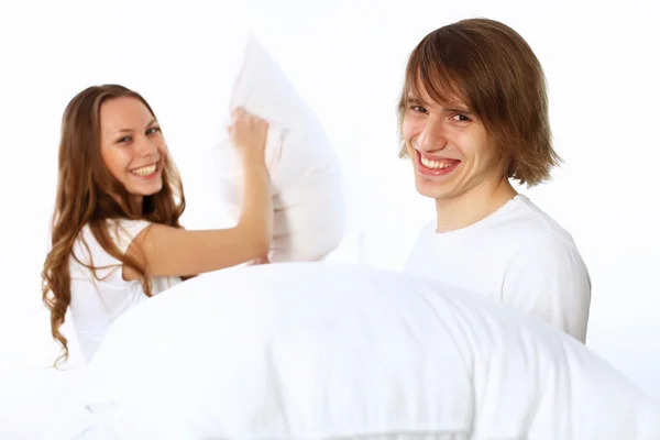 Jeune couple se battant avec des oreillers — Photo