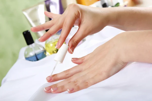 Mãos femininas e objetos relacionados à manicure — Fotografia de Stock