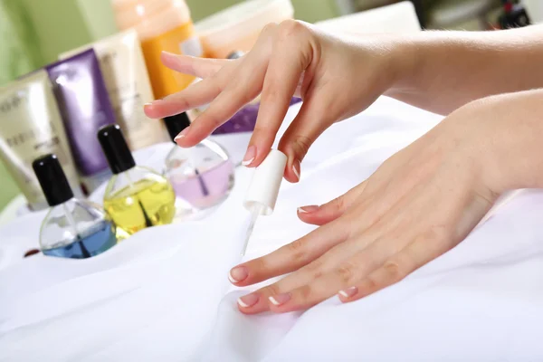 Mãos femininas e objetos relacionados à manicure — Fotografia de Stock