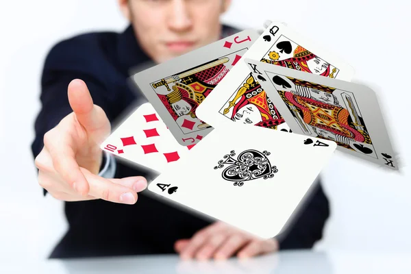 Νεαρός άνδρας προβολή χαρτιά του πόκερ — Φωτογραφία Αρχείου