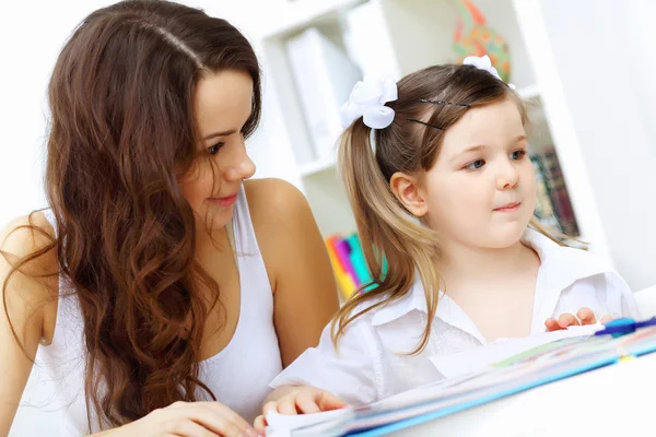 Mother and daughter studying — Stock Photo, Image