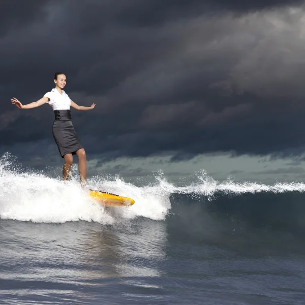 Genç bir iş kişi dalgaların sörf — Stok fotoğraf