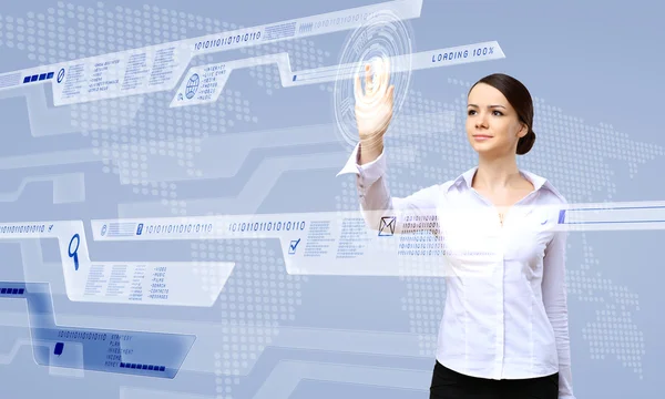 Affärskvinna och touch screen-teknik — Stockfoto