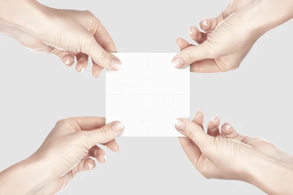 Puzzle parçaları ve insan eli — Stok fotoğraf