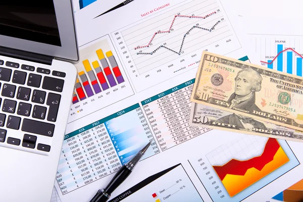Documentos financeiros em cima da mesa — Fotografia de Stock