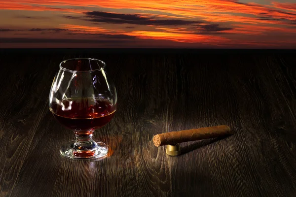 Glas cognac en een sigaar — Stockfoto