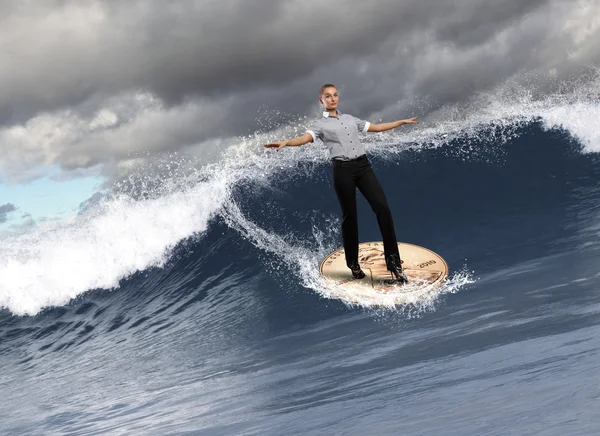 파도에 서핑 하는 젊은 비즈니스 사람 — 스톡 사진