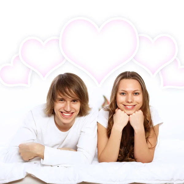 Junges Paar in weiß mit Herzsymbolen — Stockfoto