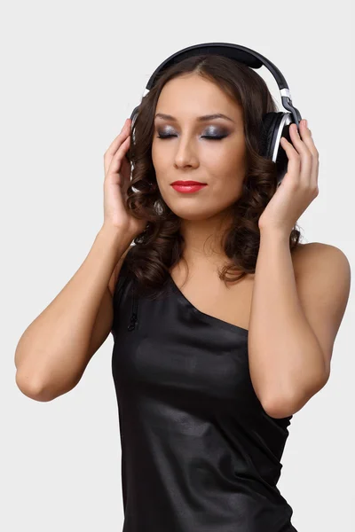 Fiatal nő portréja fülhallgatóval — Stock Fotó