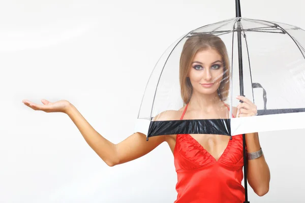 Портрет молодой женщины с зонтиком — стоковое фото