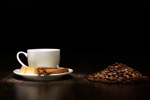 커피 원두와 흰 컵 — 스톡 사진