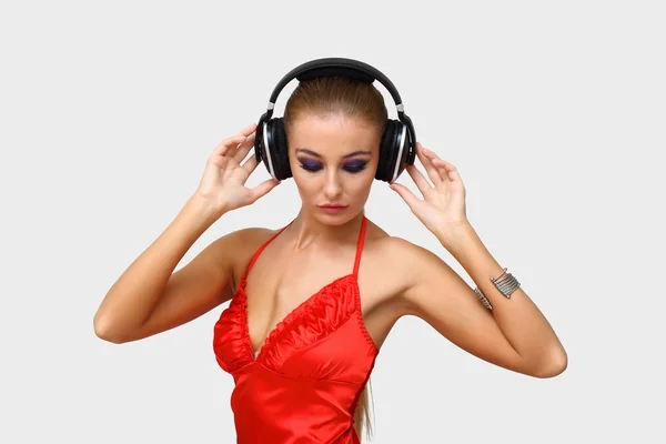 Portret młodej kobiety ze słuchawkami — Zdjęcie stockowe