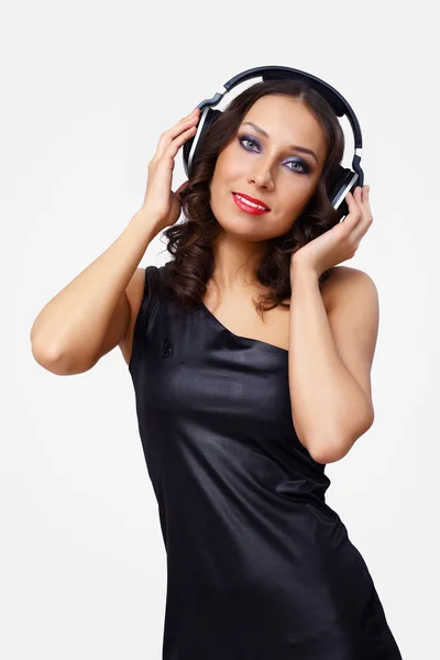 Porträtt av ung kvinna med hörlurar — Stockfoto