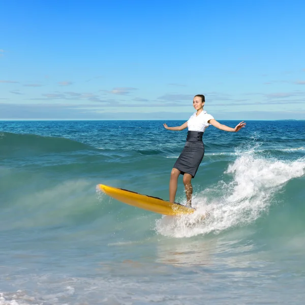 Jovem empresário surfando nas ondas — Fotografia de Stock