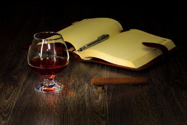 科涅克白兰地、 雪茄和附近一本老书 — 图库照片