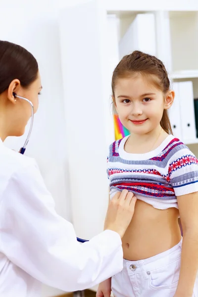 Niña y un médico — Foto de Stock