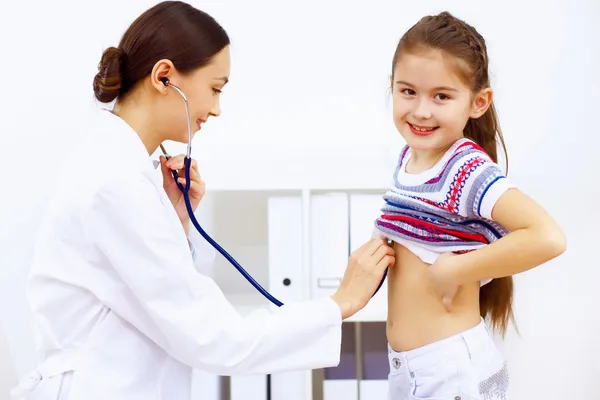 어린 소녀와 의사 — 스톡 사진