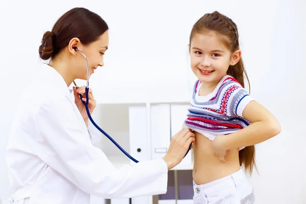 Μικρό κορίτσι και ένας γιατρός — Φωτογραφία Αρχείου