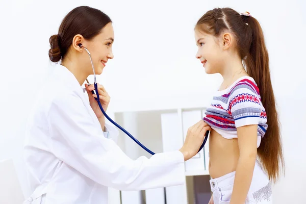 어린 소녀와 의사 — 스톡 사진