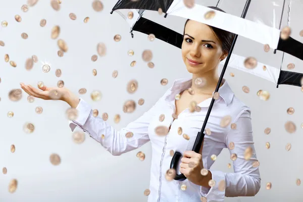 Donna d'affari sotto la pioggia di denaro con ombrello — Foto Stock