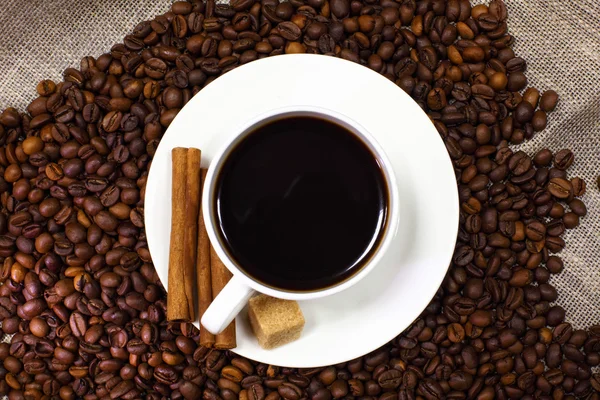 Kávová zrna a bílý šálek — Stock fotografie