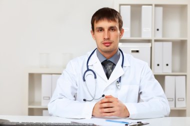 Beyaz üniformalı genç erkek doktor