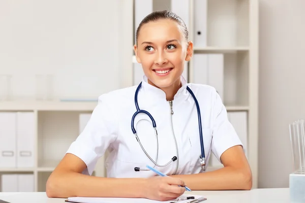 Giovane medico donna in uniforme bianca — Foto Stock
