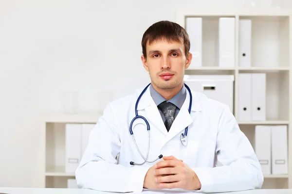 흰색 유니폼에 젊은 남성 의사 — 스톡 사진