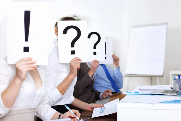 Empresários em funções com pontos de interrogação — Fotografia de Stock