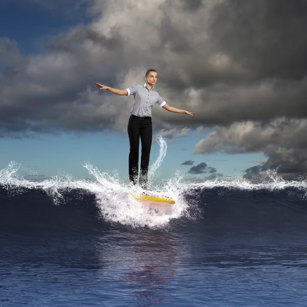 Jeune homme d'affaires surfant sur les vagues — Photo