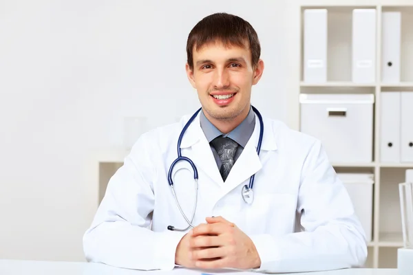 Jonge mannelijke arts in witte uniform — Stockfoto