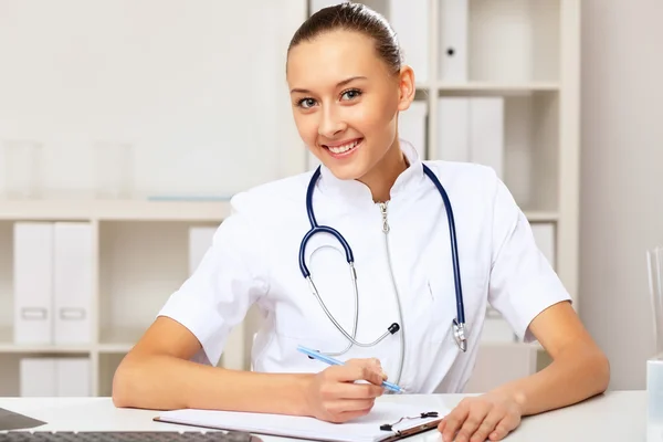 Jeune femme médecin en uniforme blanc — Photo
