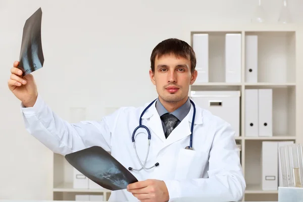 Молодой врач в белой форме — стоковое фото