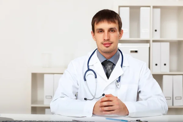 Jonge mannelijke arts in witte uniform — Stockfoto
