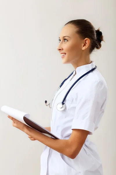 Młoda kobieta lekarz w białym mundurze — Zdjęcie stockowe