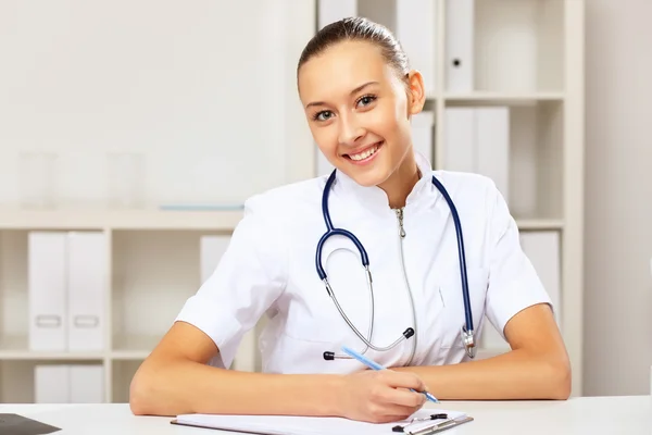 Doctora joven en uniforme blanco —  Fotos de Stock