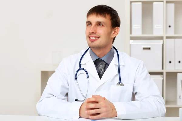 Jeune médecin masculin en uniforme blanc Images De Stock Libres De Droits