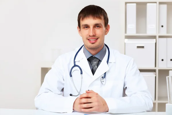 Jonge mannelijke arts in witte uniform Rechtenvrije Stockfoto's