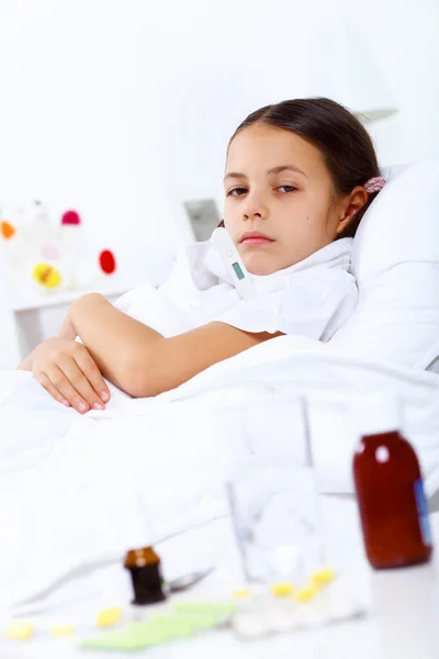 Mädchen mit Erkältung zu Hause — Stockfoto